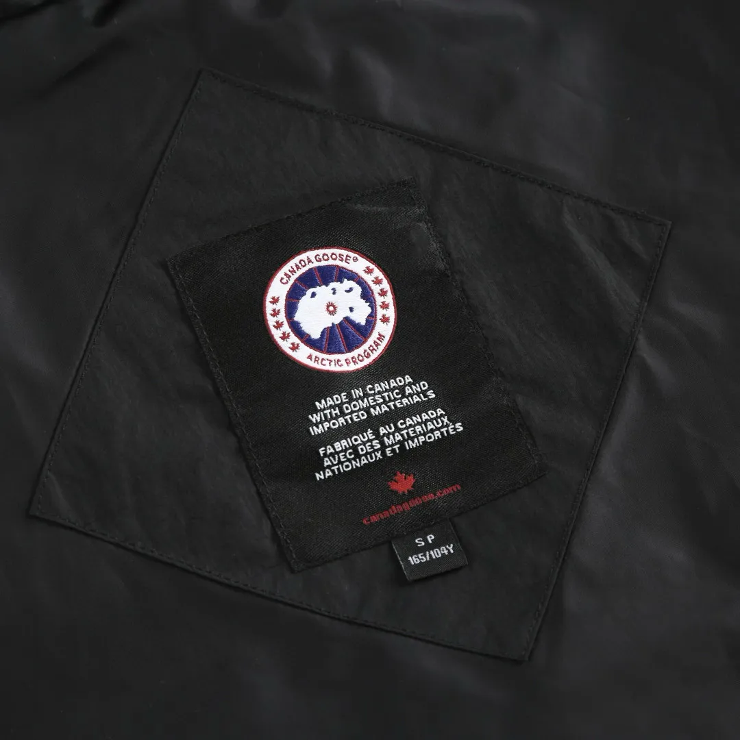 P760 Exclusive Supply] Canada Goose Black Label Down Vest is made of high-quality protective nylon fabric, which not only enhances the wear resistance of the surface, but also takes into account wind resistance, ensuring excellent performance in various harsh weather conditions. Made of 90 national standard high-quality white duck down, selected high-loft velvet with a weight of 170g, it is light and warm, has excellent temperature locking performance and good resilience. Precision thread reinforcement prevents linting and ensures the fluffy and resilient elasticity lasts as new. The ribbon is woven with polyester as the base, and the brand letters are decorated on the ribbon through high-precision computer embroidery. The edges of the pattern are clear, the stitches are fine and even, and multiple layers of embroidery thread are stacked to enhance the three-dimensional effect. Size:S-M-L-XL